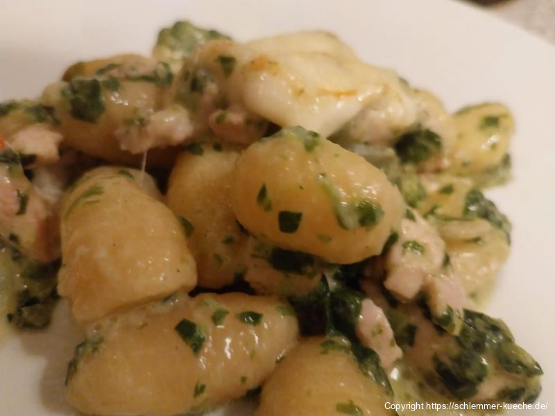 Gnocchi-Spinat-Auflauf mit Putengeschnetzeltem