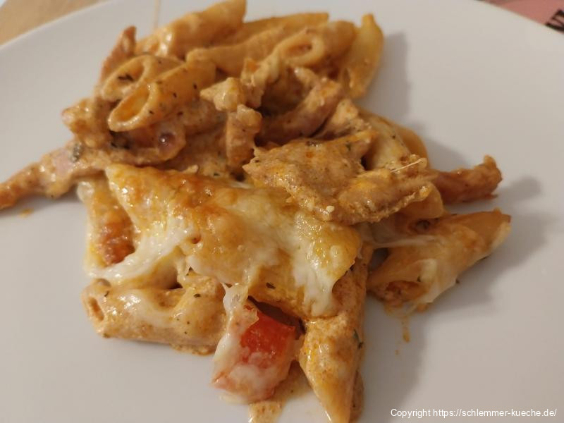 Gyrosauflauf mit Nudeln in Metaxasauce