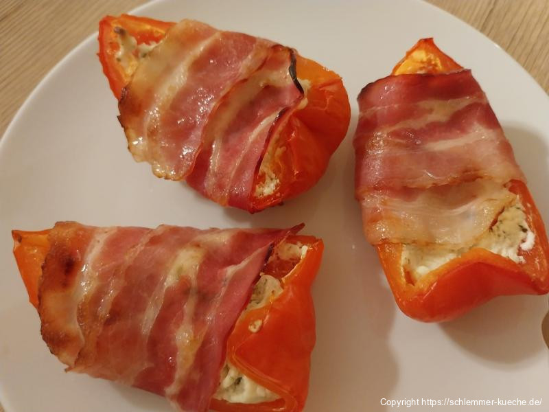 Paprika-Schiffchen mit Frischkäse im Speckmantel