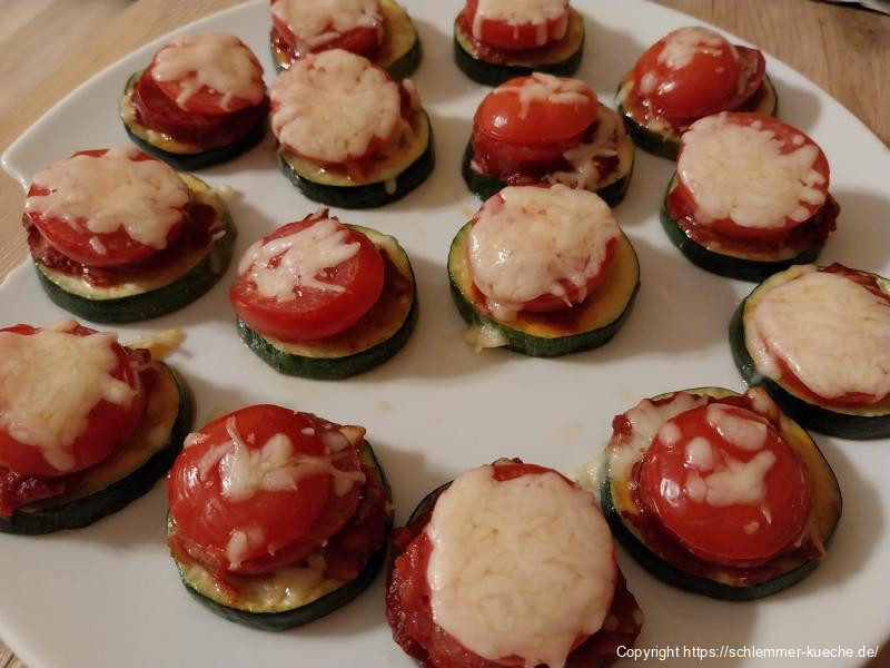 Minipizzen mit Zucchiniboden