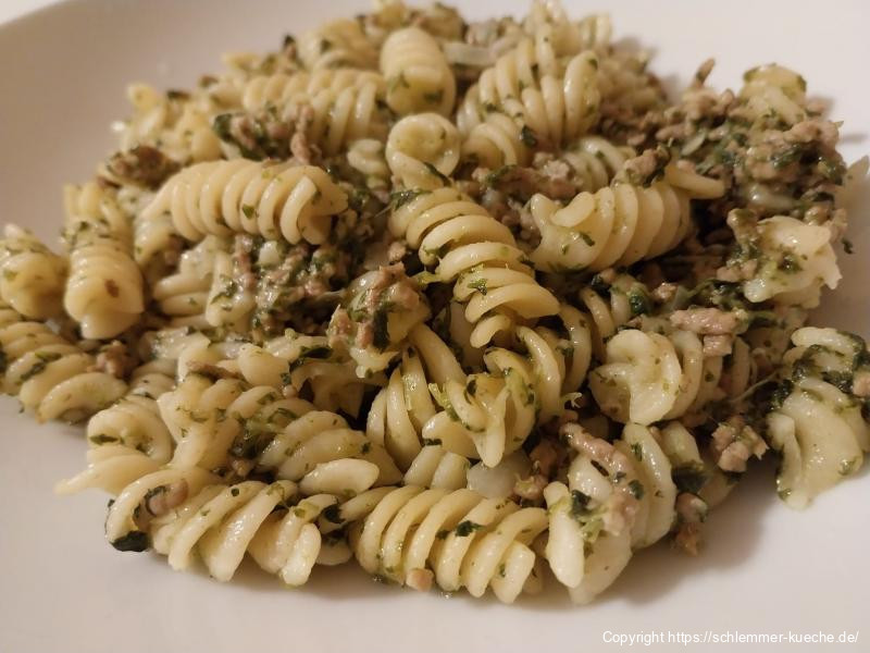 Nudeln mit Hackfleisch in Spinatsauce