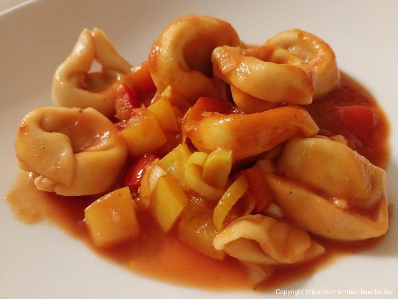 Tortellini mit Gemüse in Tomatensauce