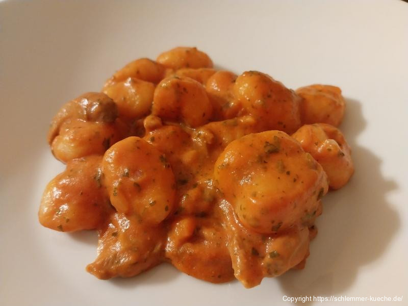 Gnocchi mit Tomaten-Champignon-Sauce