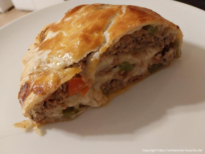 Hackfleischstrudel mit Paprika und Käse