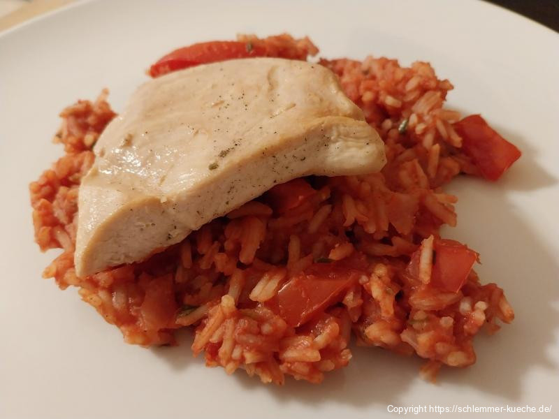 Hähnchensteaks auf Tomatenreis