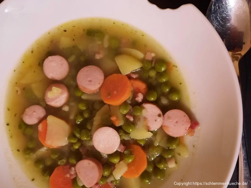 Erbsensuppe mit Würstchen