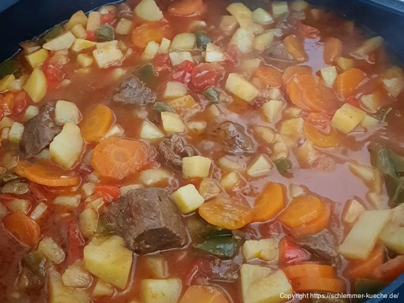 Bunte Gulaschsuppe