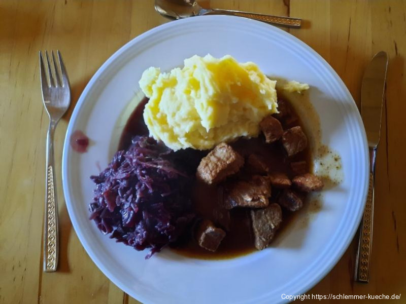 Gulasch mit Kartoffelpüree und Rotkraut