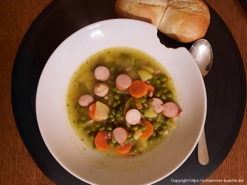 Erbsensuppe mit Würstchen