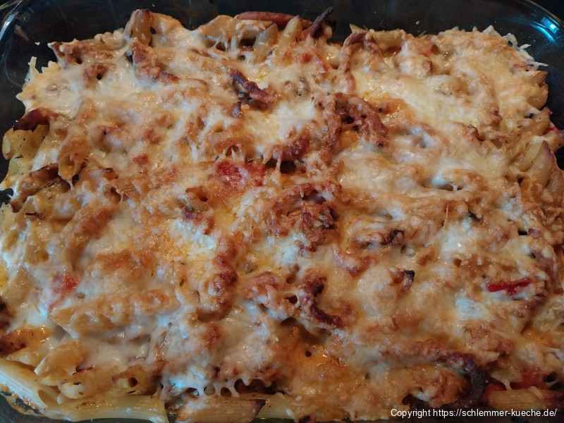 Gyrosauflauf mit Nudeln in Metaxasauce