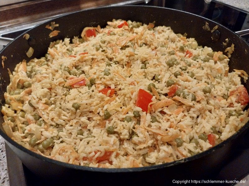 Curry-Reispfanne mit Gemüse und Frischkäse